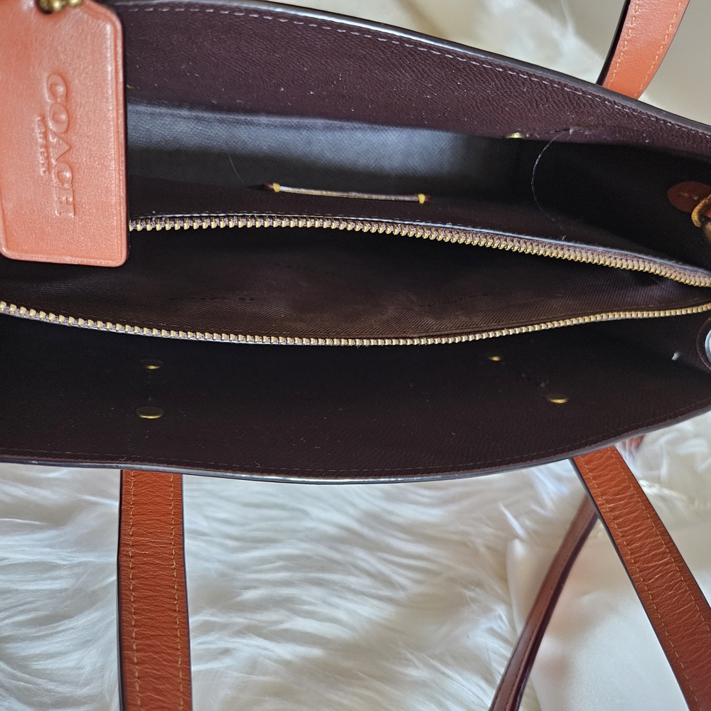 Coach Embossed Leather Crossbody Bag – Excellent Condition – Compact & Stylish - Picture 8 of 16